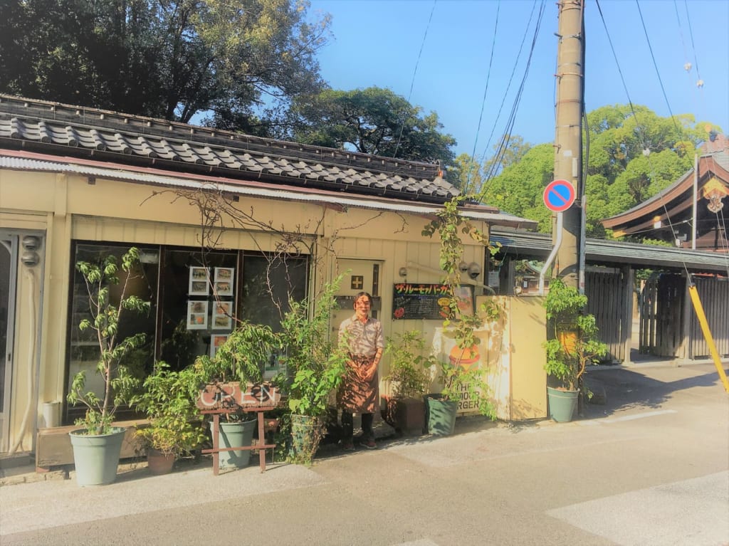 ルーモァバーガーの外観と店主さん