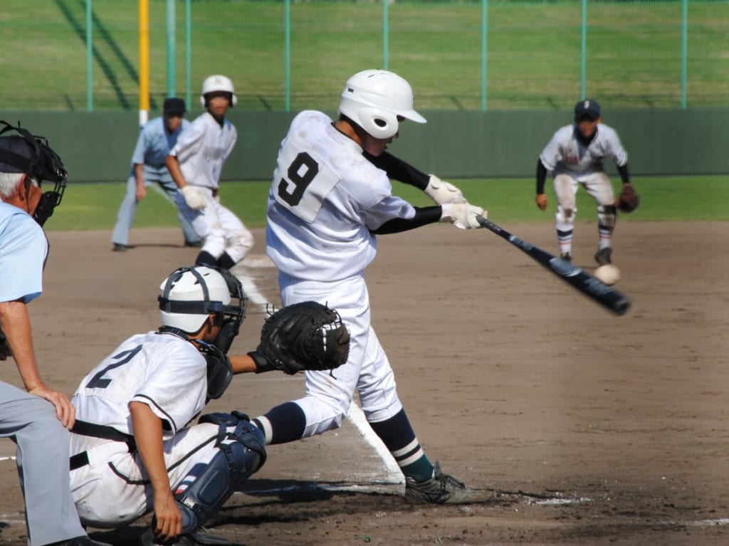一宮市の平島公園野球場で野球をしているイメージ