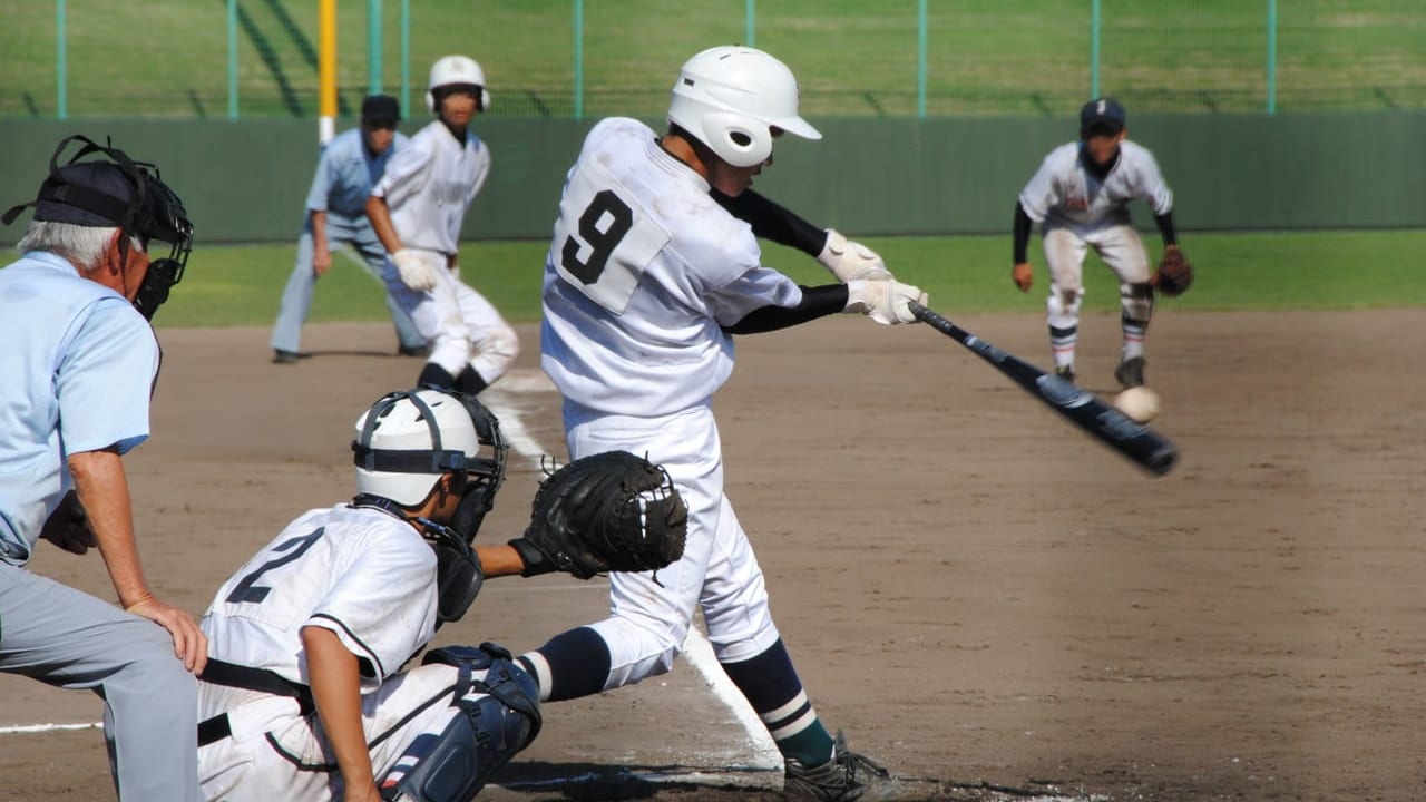 一宮市の平島公園野球場で野球をしているイメージ