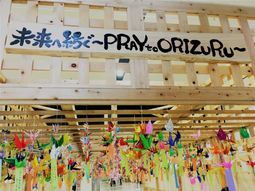 一宮駅コンコースに飾ってある未来へ紡ぐ ～PRAY to ORIZURU～の鶴