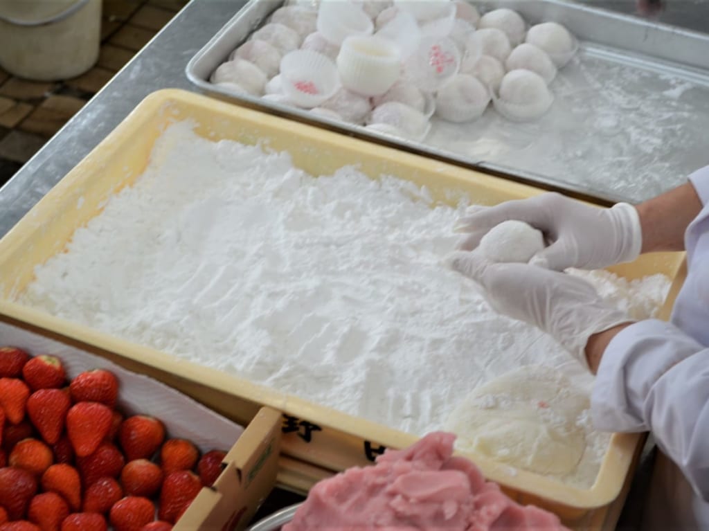 野田屋菓子舗　いちご大福製作現場