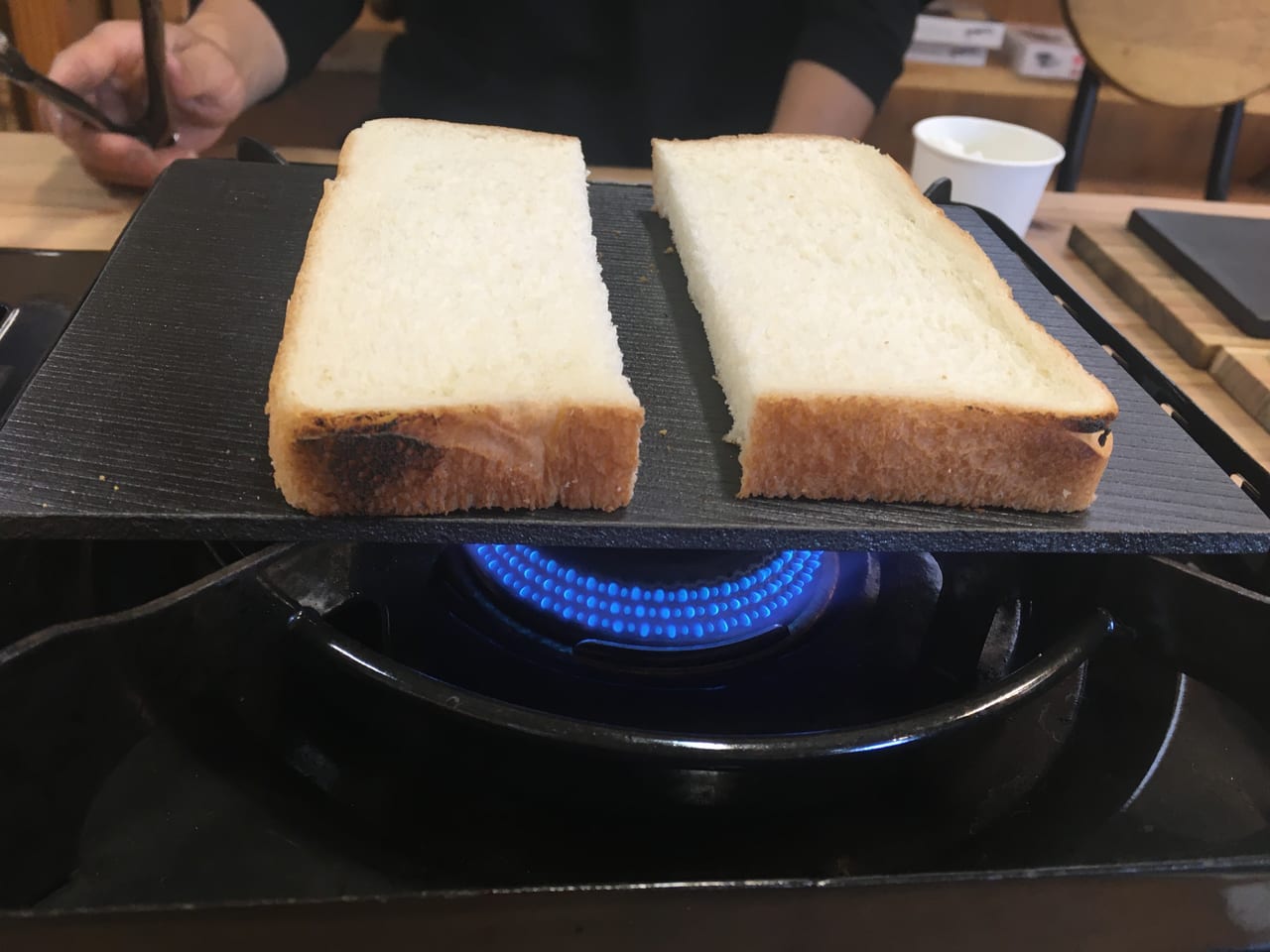 株式会社浅井鋳造所　ニクイタで食パンを焼いている様子