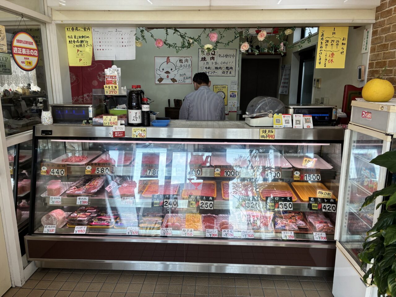 ミートブティック末広の店内と外観